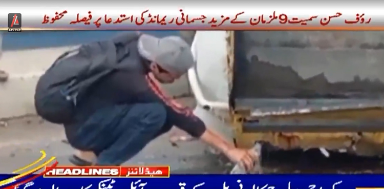 بلوچ کالونی پل پر حادثہ: لوگ آئل ٹینکر سے رسنے والا تیل بوتلوں اور ڈرموں میں بھر کر لے گئے