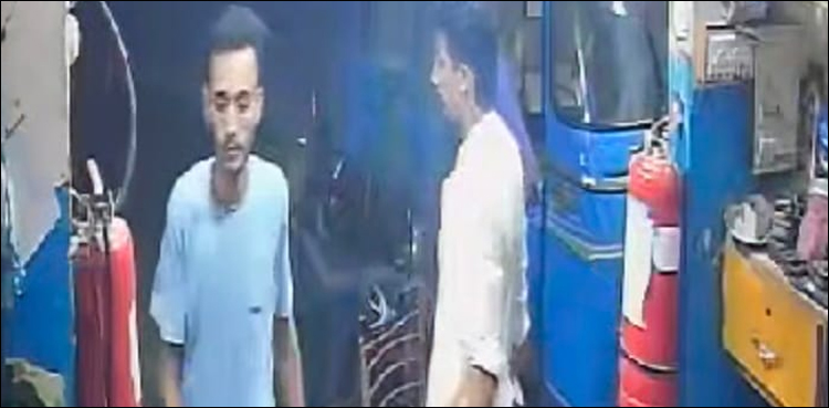 فوٹیج: گیس سلنڈرز کی دکان میں واردات، پولیس کو دیکھ کر لٹیرے موبائل فون پھینک کر فرار