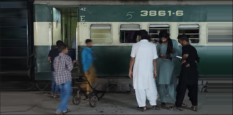 ملت ایکسپریس سمیت ٹرینوں میں برف ڈبلیو سی پر ’اسٹور‘ کرنے کا انکشاف، تصاویر سامنے آ گئیں