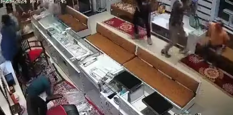 ڈاکوؤں کی دن دیہاڑے جیولری شاپ میں لوٹ مار اور فائرنگ، ویڈیو سامنے آگئی