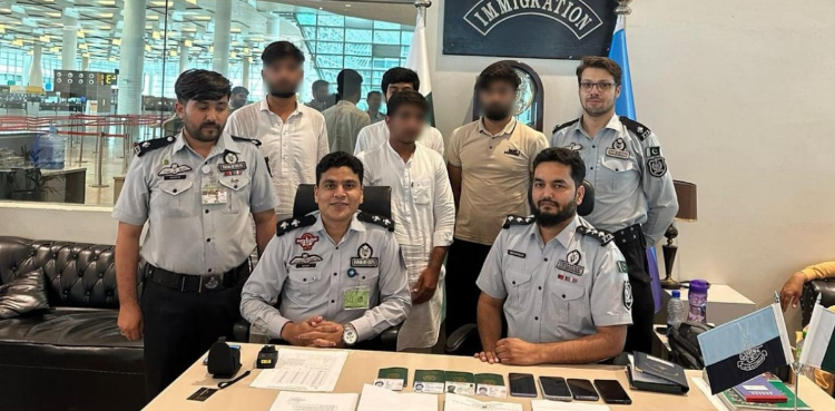 عمرے پر جانے والے 4 مسافروں سے جعلی ویزے برآمد