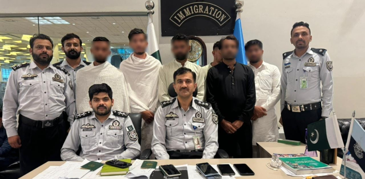 عمرے کے لیے جانے والے مسافروں کے سامان اور فونز کی شک کی بنیاد پر تلاشی میں اہم انکشاف