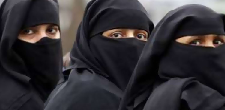 پردہ کرنا ہے تو مدرسے جاؤ۔۔ 3 طالبات حجاب پہننے پر کالج سے فارغ