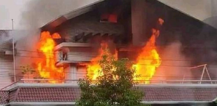 بنگلہ دیش میں مظاہرین نے سابق کرکٹر کے گھر کو آگ لگادی