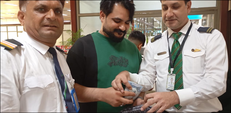 مسافر جہاز میں 50 لاکھ کی رقم بھول گیا