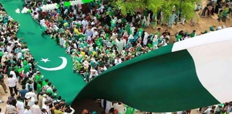 پاکستان کے 77 ویں یوم آزادی کا پرتپاک استقبال، قومی پرچموں کی بہار