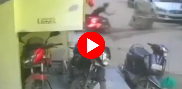 سڑک پر کھڑے نوجوان کی ایئر کنڈیشنر گرنے سے موت، ویڈیو وائرل
