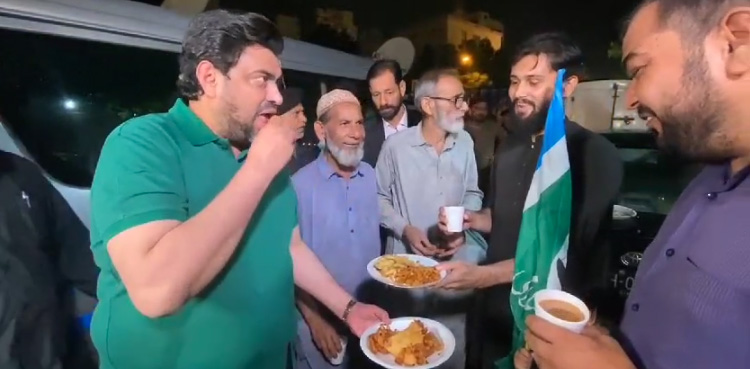 گورنر سندھ نے مظاہرین کو پکوڑے کھلانے کا وعدہ پورا کردیا