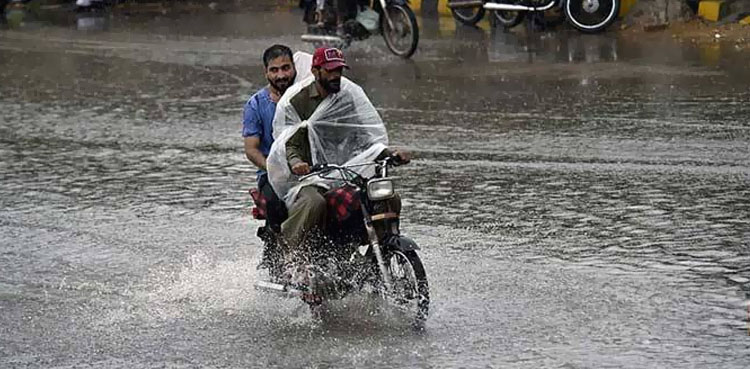 کراچی کے مختلف علاقوں میں ہلکی بارش سے موسم خوشگوار