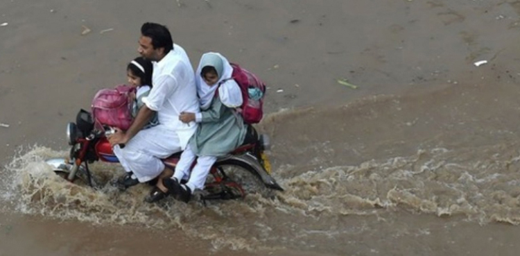 کراچی میں بارش ، والدین کا سندھ حکومت سے  بڑا مطالبہ