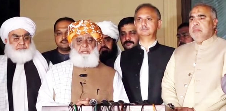 فیصل کریم کنڈی: اس وقت پی ٹی آئی کا مسیحا مولانا فضل الرحمان ہیں