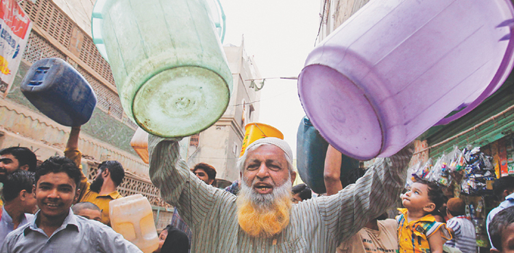 کراچی کے مختلف علاقوں میں پانی کا بحران شدت اختیار  کرگیا