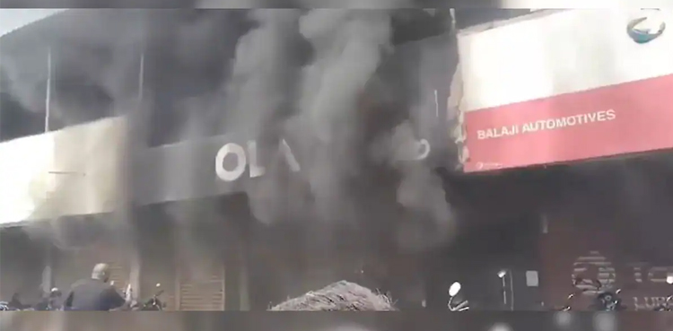 کسٹمر نے الیکٹرانک اسکوٹر کے شو روم کو آگ لگا دی