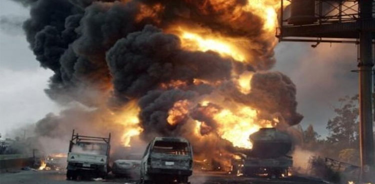 نائیجیریا: آئل ٹینکر اور ٹرک میں خوفناک تصادم، 48 افراد جان سے گئے