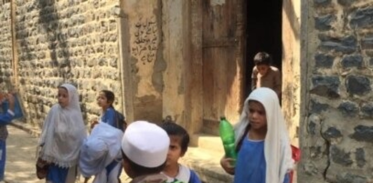 خستہ حال عمارتوں میں قائم اسکول سیل کرنے کا حکم