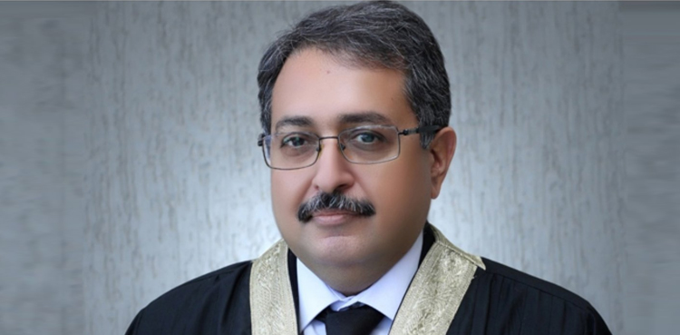 اسٹوری جس نے بنائی ہے مزیدار قسم کی کہانی ہے، جس پرفلم بن سکتی ہے، چیف جسٹس عامرفاروق  کے پی ٹی آئی رہنماؤں کی گرفتاریوں پر ریمارکس
