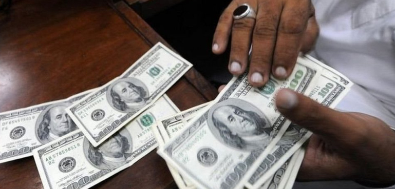 پاکستانی کرنسی کے مقابلے میں امریکی ڈالر کی گراوٹ کا سلسلہ جاری