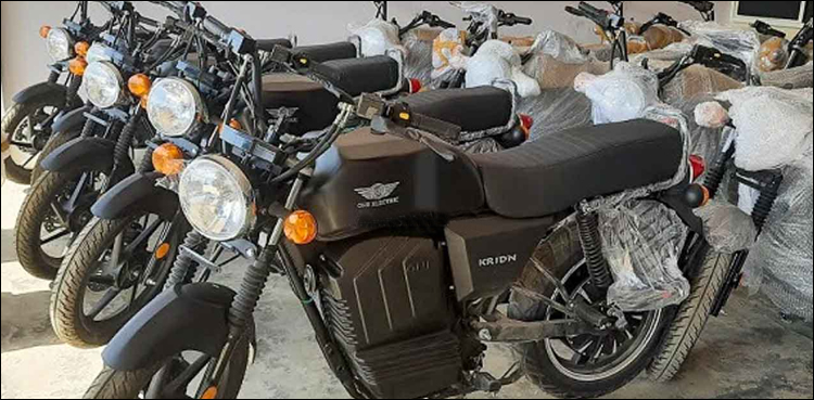 ویڈیو: الیکٹرک بائیک چارجنگ کے دوران جل کر راکھ ہو گئی