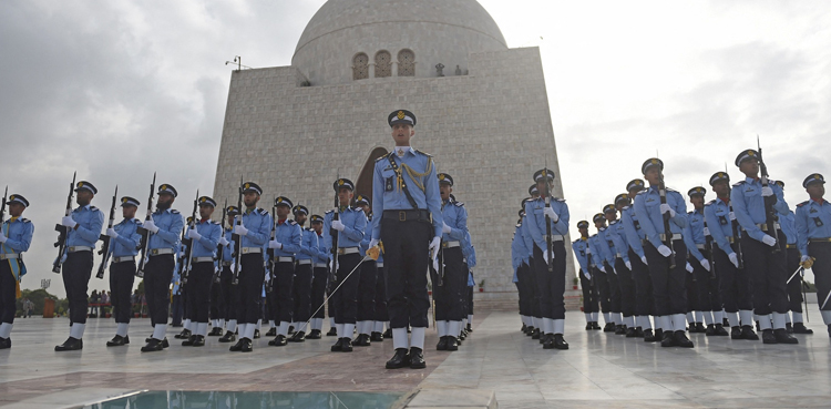 یومِ دفاع و شہدا پر  مزارِ قائد پر گارڈز کی تبدیلی کی  پُروقار تقریب