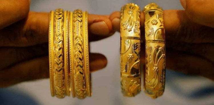 پڑوسی کے گھر سے 20 تولہ سونا چوری کر کے عمرے پر جانیوالی خاتون گرفتار