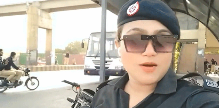 کراچی : دوران ڈیوٹی ویڈیو بنانا  لیڈی کانسٹیبل کو مہنگا پڑگیا
