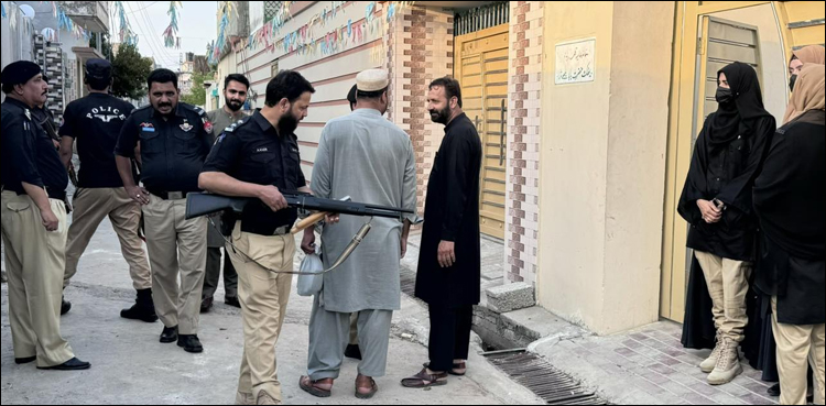 ’سومی سرکار‘ کے حجرے پر چھاپا، غیر قانونی اسلحہ برآمد