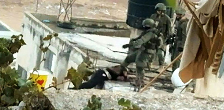 اسرائیلی فوج نے فلسطینیوں کی لاشوں کو چھت سے نیچے پھینک دیا