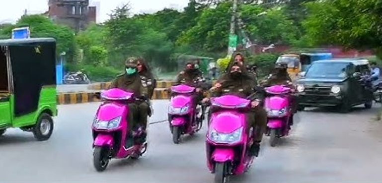 اسکیم کے تحت طلبہ و طالبات کو الیکٹرانک بائیکس اور پنک اسکوٹیز ملیں گی