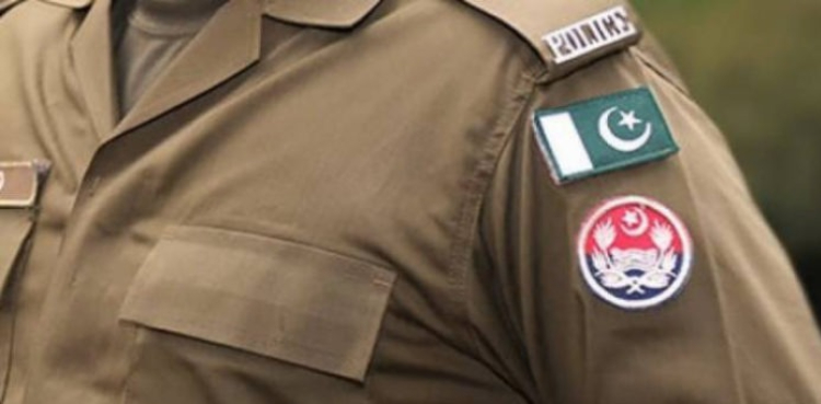 پولیس کی زیر حراست خطرناک ڈاکو ساتھیوں کی فائرنگ سے ہلاک، 2 فرار