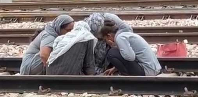 ریلوے کی ملازم خواتین پٹری کے درمیان کیوں بیٹھ گئی تھیں، دلچسپ ویڈیو وائرل