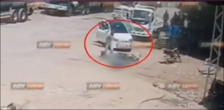 ڈاکوؤں اور عوام نے لاکھوں روپے لوٹ لیے، فوٹیج سامنے آگئی