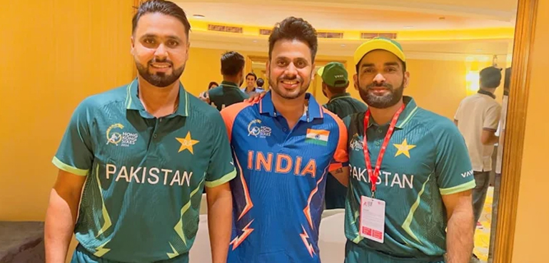’سرحدوں نے تقسیم، کرکٹ نے اکٹھا کر دیا‘، بھارتی کرکٹر کی پاکستانی کھلاڑیوں کے ساتھ تصویر وائرل