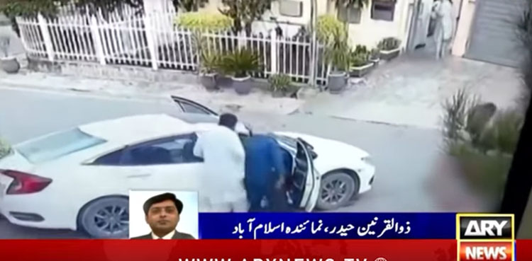 بہادر خاتون نے کار چھیننے کی واردارت کس طرح ناکام بنائی؟ ویڈیو وائرل