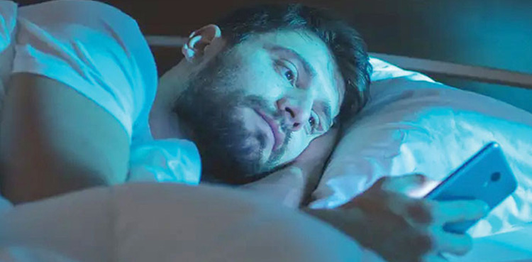دماغی صحت : سوکر اٹھتے ہی موبائل فون دیکھنا کس بات کی علامت ہے؟