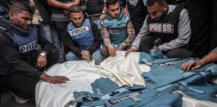 اسرائیلی فوج کی فائرنگ، فلسطینی صحافی گردن میں گولی لگنے سے شہید