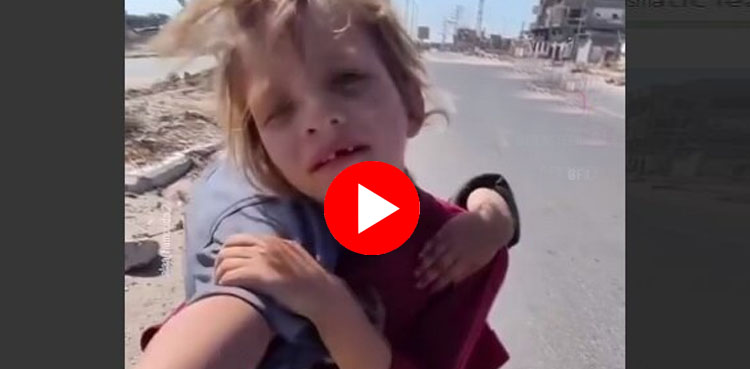 غزہ: زخمی بہن کو کندھے پر اُٹھائے فلسطینی بچی کی ویڈیو وائرل