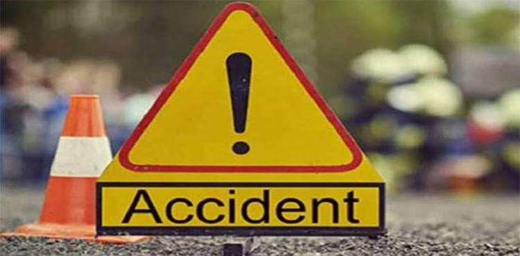 مسافر وین خوفناک حادثے کا شکار، 4 افراد جاں بحق متعدد زخمی