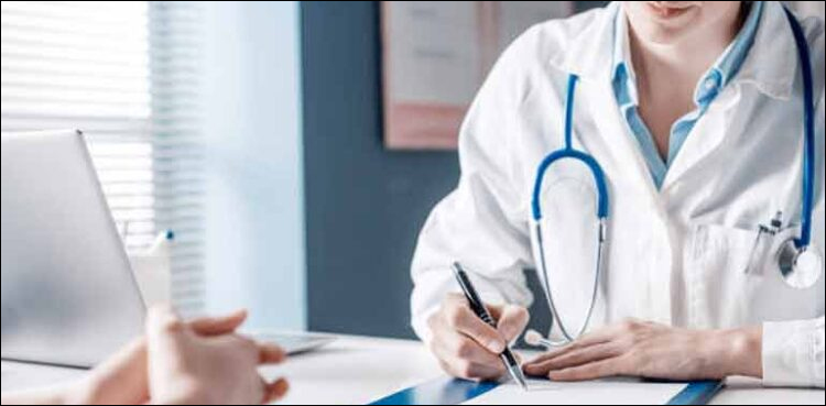 جھاڑو لگانے والے مزدور کی بیٹی کو ایم بی بی ایس میں داخلہ مل گیا