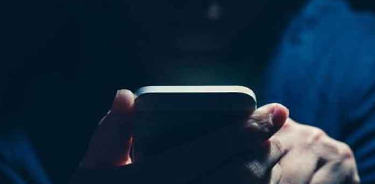 اپنوں پر نظر رکھیں ! زیادہ موبائل فون استعمال کرنے والا کہیں کچے کے ڈاکو کا شکار تو نہیں ہورہا؟