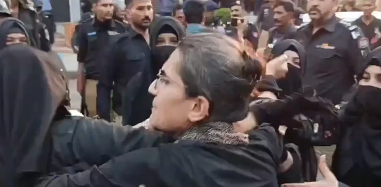 کراچی پریس کلب پر خواتین اور صحافیوں و دیگر پر تشدد کرنیوالے 10 پولیس اہلکار معطل