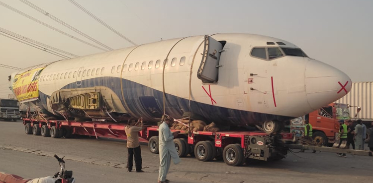 کراچی سے حیدر آباد ناکارہ طیارے کی منتقلی، موٹروے پولیس کا مؤقف سامنے آگیا
