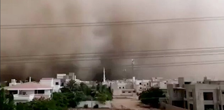 کراچی  میں مٹی کا طوفان