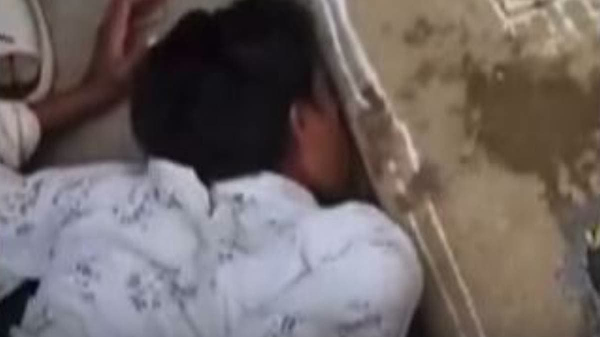 بھارت میں نوجوان کو تھوک چاٹنے اور گوبر کھانے پر مجبور کر دیا گیا