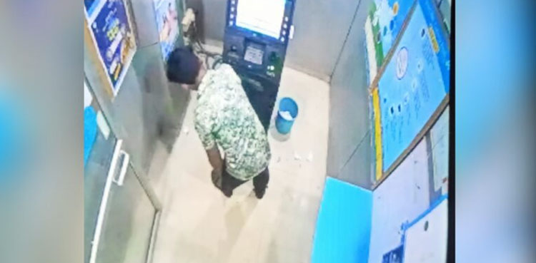 اے ٹی ایم سے رقم چرانے والا سی سی ٹی وی کی مدد سے فوراً ہی پکڑا گیا