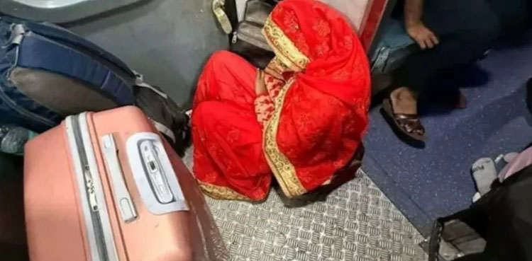 ٹرین کے دروازے پر بیٹھی دلہن کی تصویر نے نئی بحث چھیڑ دی