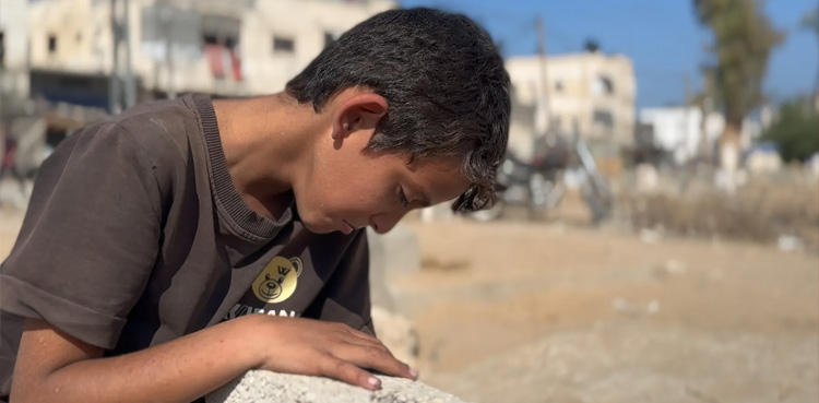فلسطینی بچے کی ماں کی قبر سے لپٹ کر سونے کی دلخراش ویڈیو