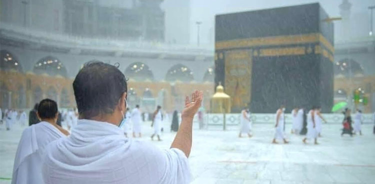 عمرہ زائرین کی مسجد الحرام میں بارش کے دوران نماز عصر کی ادائیگی