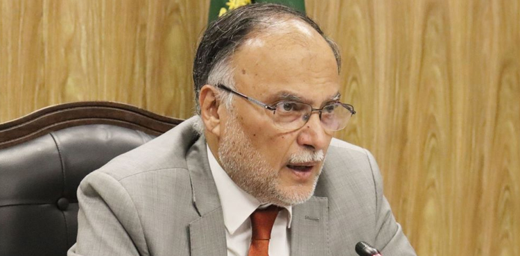 بانی پی ٹی آئی کی حیثیت ایک سزا یافتہ مجرم کی ہے: احسن اقبال