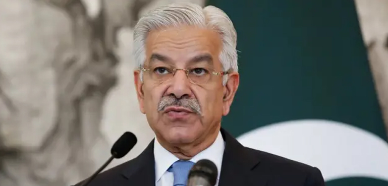 پاکستان پر کوئی حملہ ہوا تو پھر جنگ ہی ہوگی، وزیردفاع  نے خبردار کردیا