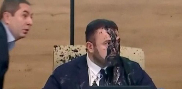 الیکشن کمیشن کے سربراہ کے منہ پر دوران اجلاس سیاہی پھینک دی گئی، ویڈیو وائرل
